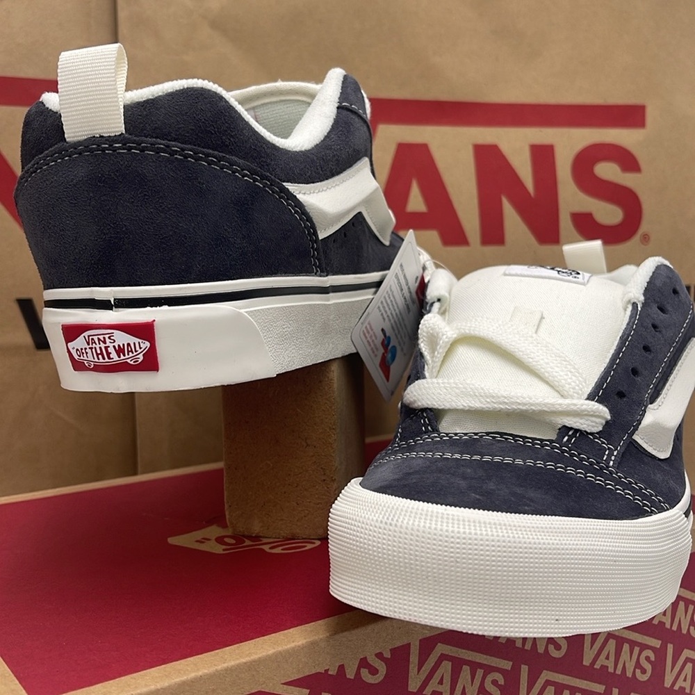 Vans Men’s Gray and White Sneakers Knu Skool
Pig Suede Gray
VN000CS0BGF - Picture 5 of 16